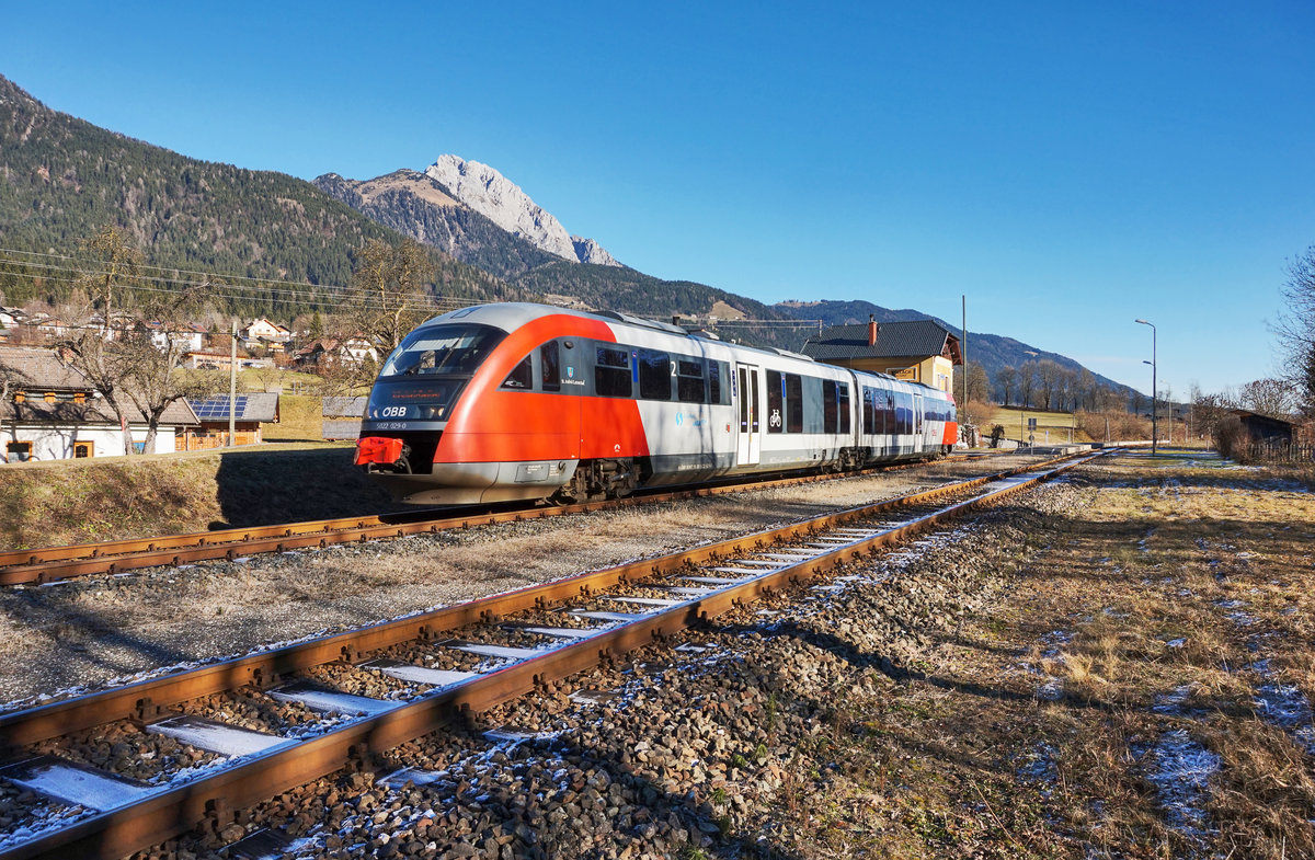 5022 029-0  St. Andrä/Lavanttal  fährt als R 4807 auf der Fahrt von Villach Hbf nach Kötschach-Mauthen aus dem Bahnhof Dellach im Gailtal aus.
Aufgenommen am 8.12.2016.