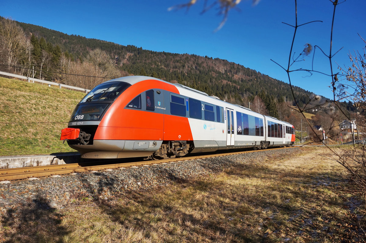 5022 029-0  St. Andrä/Lavanttal  hält als R 4807 auf der Fahrt von Villach Hbf nach Kötschach-Mauthen an der Haltestelle Watschig.
Aufgenommen am 8.12.2016.
