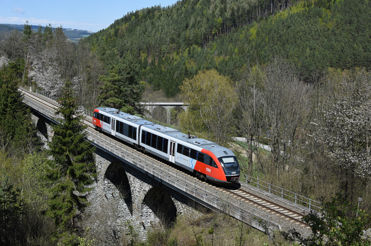 5022 048 als REX/R 2733 (Wiener Neustadt Hbf - Fehring) am Eisteichviadukt bei Aspang, 16.04.2016.