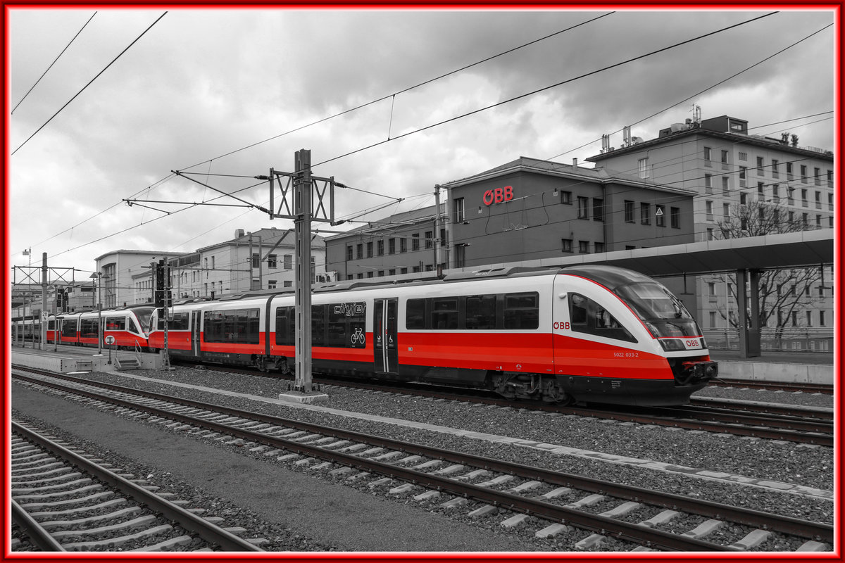 5022.033 führt einen Zug bestehend aus 2 der Triebwagen in Richtung Fehring . 10.01.2019
