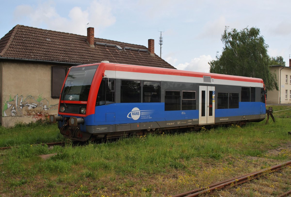 504 001-8 steht am Morgen des 15.5.2016 im Abstellgleis des Pritzwalker Bahnhofs.