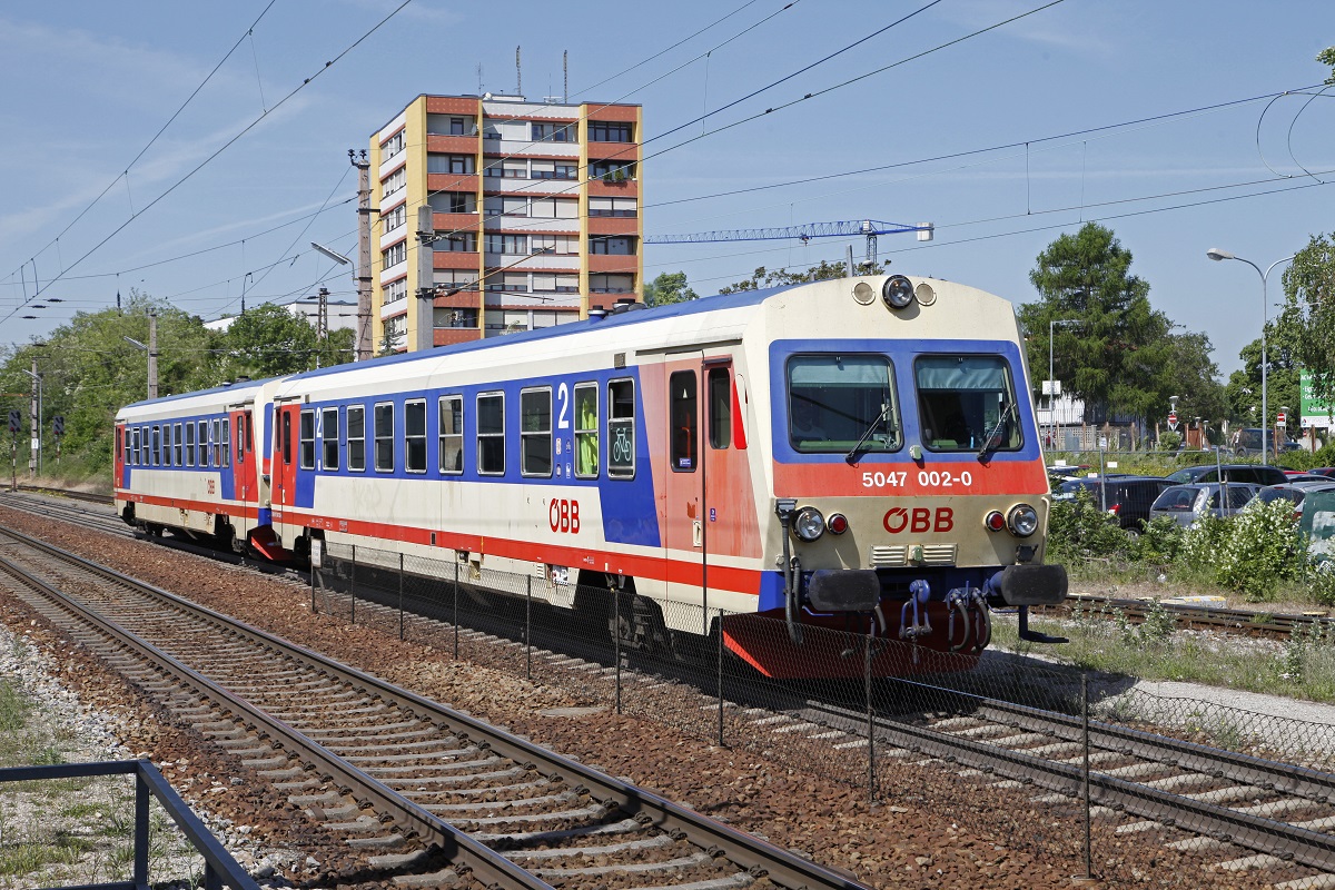 5047 002 + 5047 028 fahren am 18.05.2017 in den Bahnhof Gänserndorf ein.