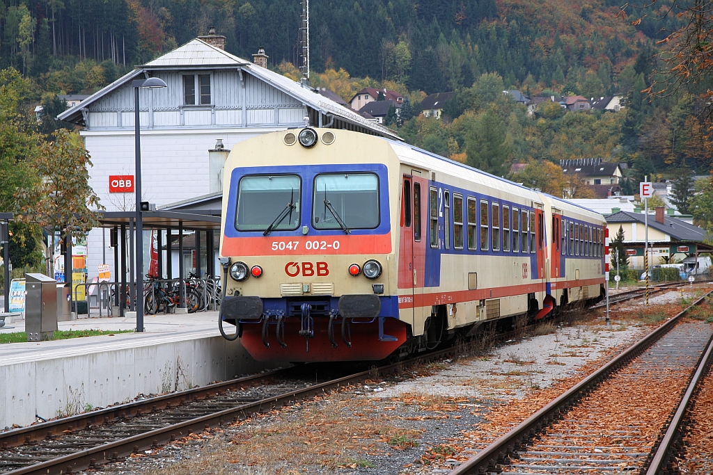 5047 002-0 und 010-3 als R 7017 nach Pöchlarn am 21.Oktober 2017 im Bahnhof Scheibbs.