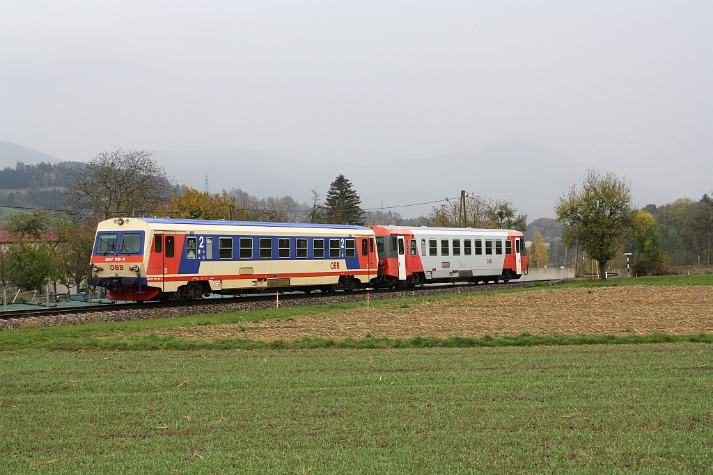 5047 011-1 und 016-0 als R 7032 von St. Pölten nach Scheibbs am 21.Oktober 2017 kurz nach der Haltestelle Sölling.