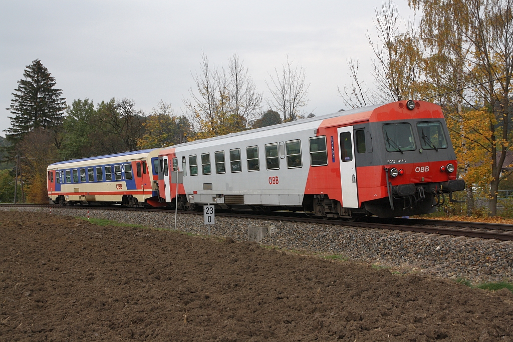 5047 011-1 und 016-0 als R 7021 von Scheibbs nach Pöchlarn am 21.Oktober 2017 nahe der Haltestelle Sölling.
