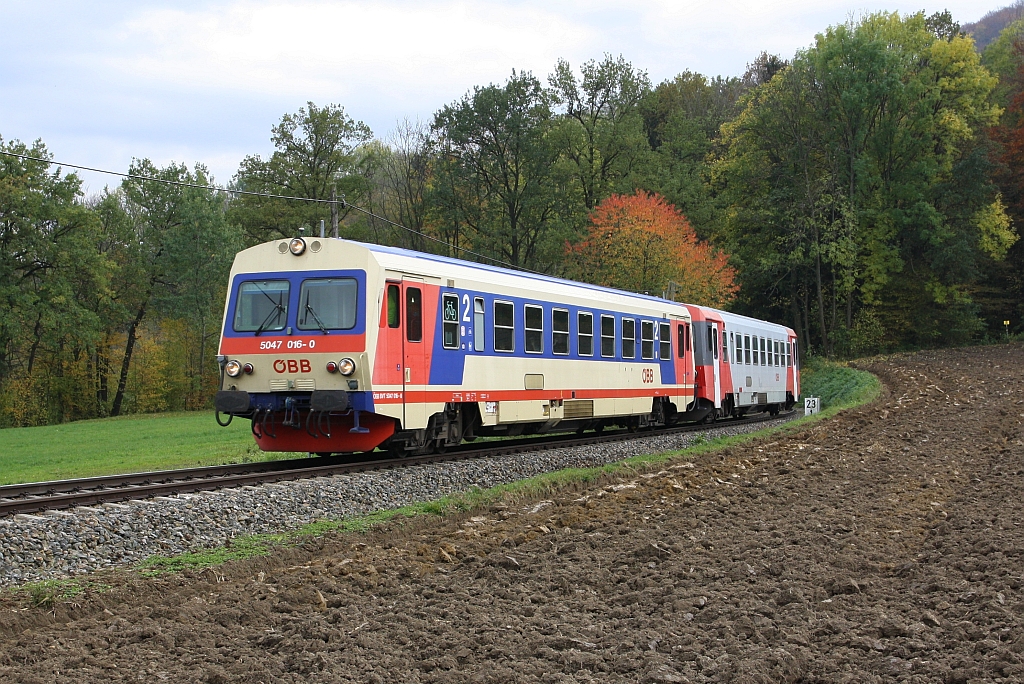5047 016-0 und 011-1 als R 7021 von Scheibbs nach Pöchlarn am 21.Oktober 2017 nahe der Haltestelle Sölling.