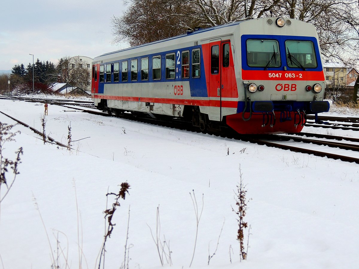 5047 063-2 als R3477 in winterlicher Umgebung entlang der Hausruckbahn in Richtung Schärding; 170103
Anmerkung:
Bist Du sicher, dass Du diesen seltsamen Schnitt machen willst? Das kommt nicht wirklich gut, den Zug so in die Ecke zu stellen... ...JA ich will diesen 5047 bei diesem Bild so ins  Eckerl  stellen!!

