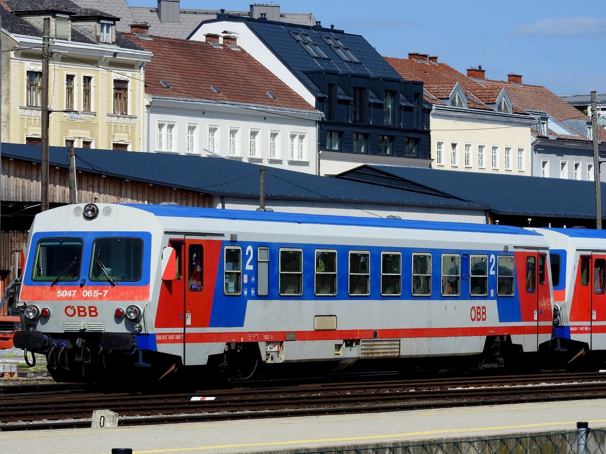 5047 065-7 am Mühlkreis-Bahnhof bzw. in Linz-Urfahr; 180406