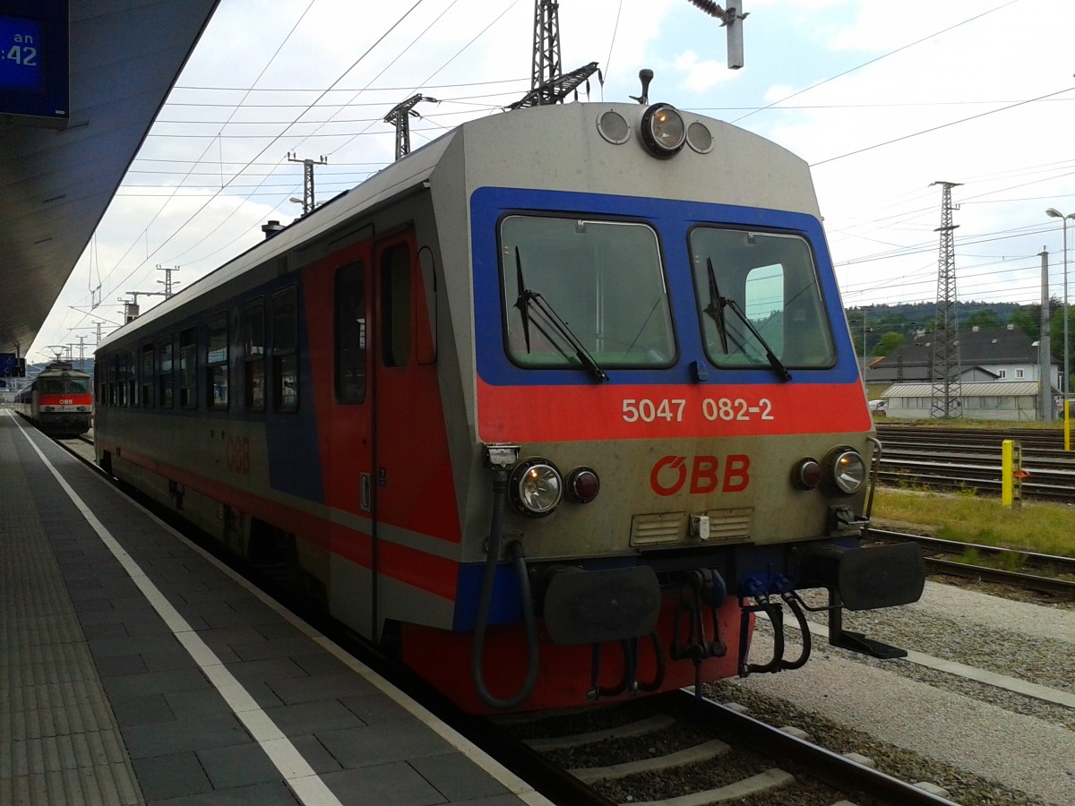 5047 082-2 als R 3472 (Schärding - Ried im Innkreis - Attnang-Puchheim) am 18.8.2015 in Attnang-Puchheim.