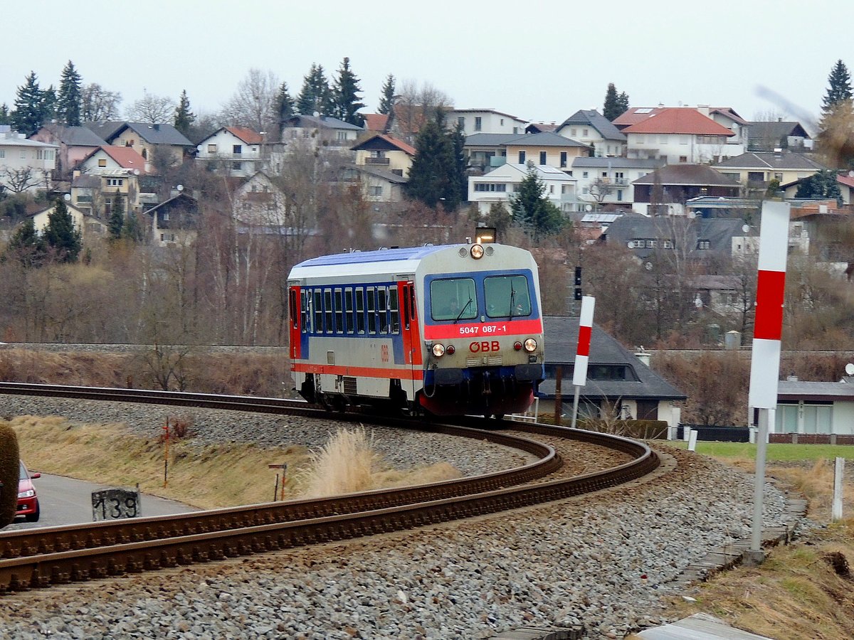 5047 087-1 verlässt als R3484 bei Salzkammergutbahnkilometer 139,7 die Bezirkshauptstadt Ried in Richtung Hausruck, bzw. Attnang/Puchheim; 170228