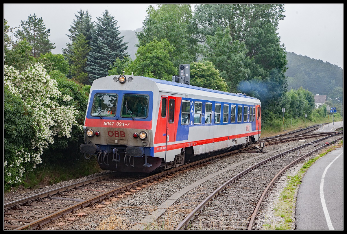 5047 094 fährt am 7.06.2018 aus dem Bahnhof Grünbach am Schneeberg aus.