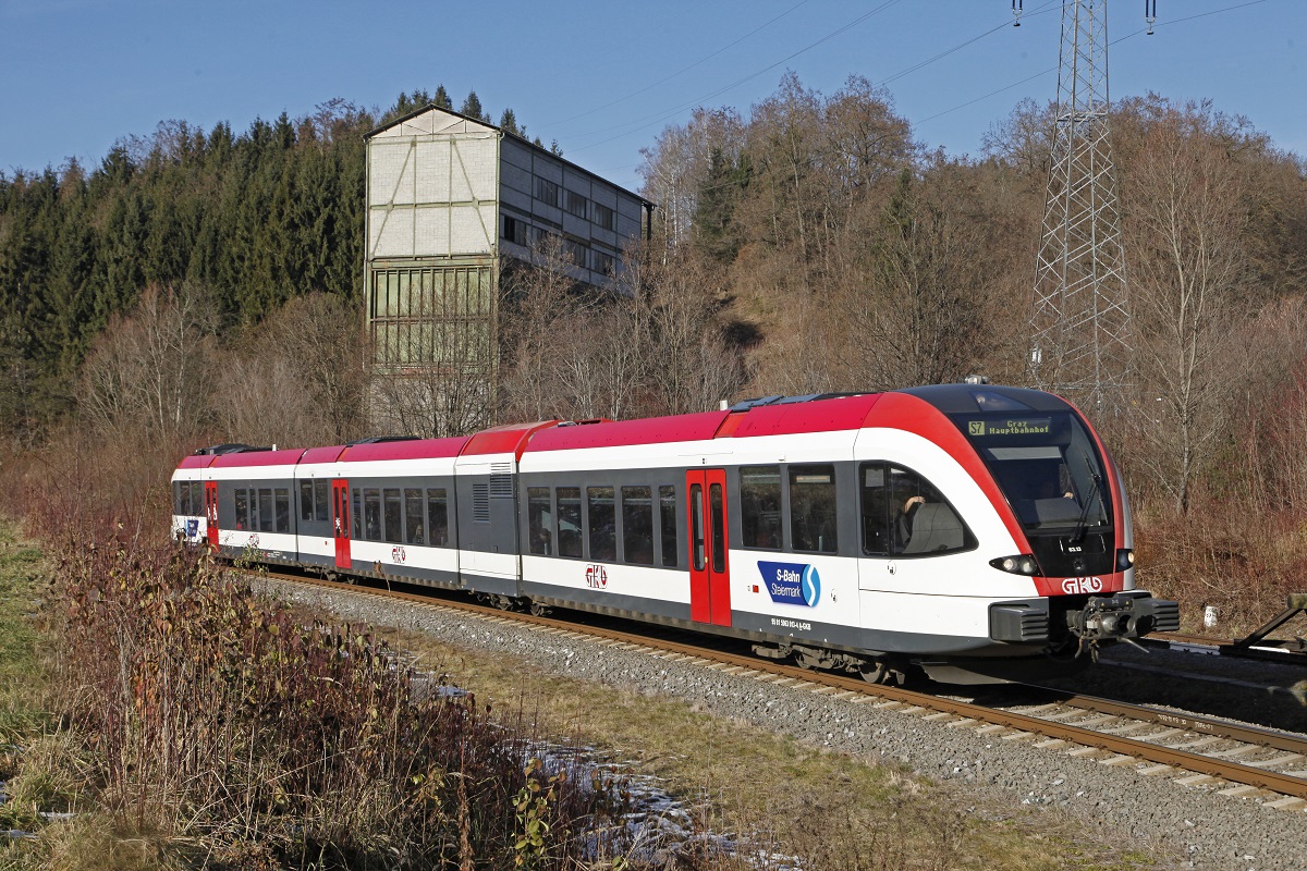 5063.13 ereicht in einer Minute den Bahnhof Bärnbach. Das Bild entstand am 7.12.2017.