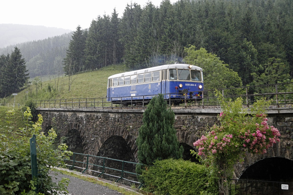 5081.564 fährt am 19.07.2015 über den Rötzgrabenviadukt bei Vordernberg Markt.