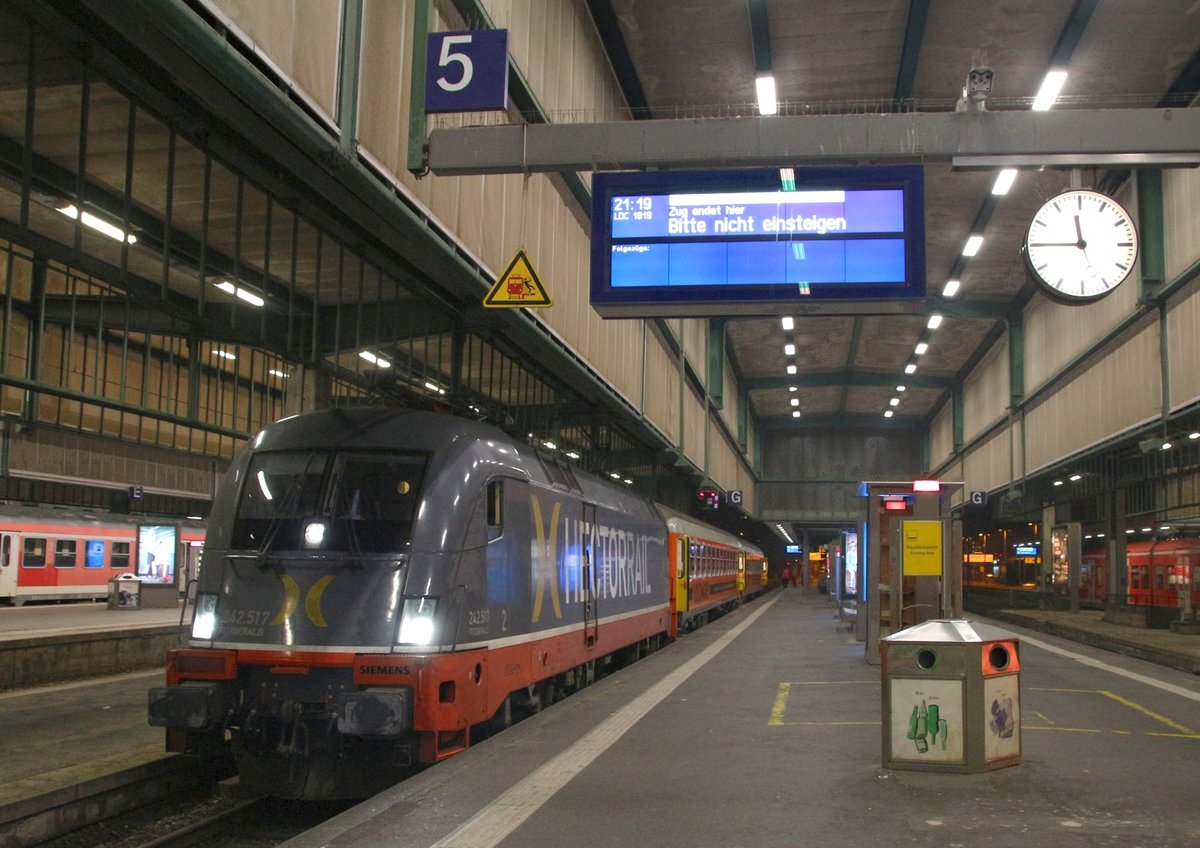 5.12.16 Stuttgart Hbf. Locomore 1819 - die erste (Test) Fahrt Berlin - Stuttgart überhaupt, gezogen von 242.517 Fitzgerald, ist eingetroffen.