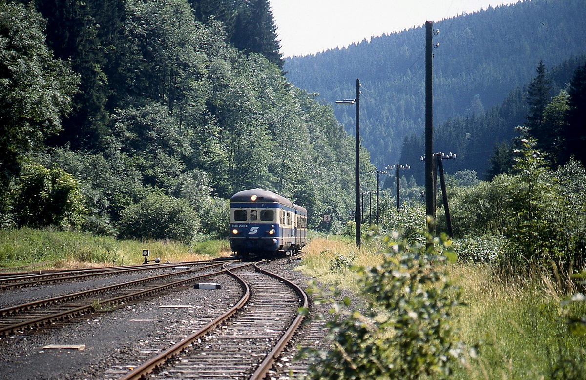 5146 203-4 trifft im Juli 1991 im Bahnhof Hüttenberg ein. Nach dem Ende des Erzabbaus 1978 verlor die Görtschitztalbahn rasch an Bedeutung, 1995 wurde der Personenverkehr eingestellt und auch die Teilstrecke von Wieting nach Hüttenberg stillgelegt.