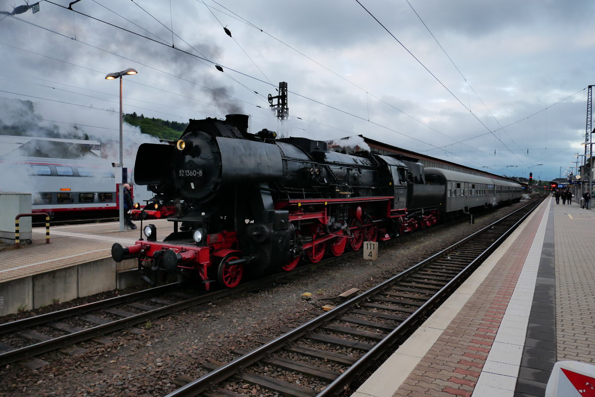 52 1360 am 1.5.18 im Rahmen des Dampfspektakel in Trier Hbf kurz vor der Abfahrt nach Wittlich Hbf.