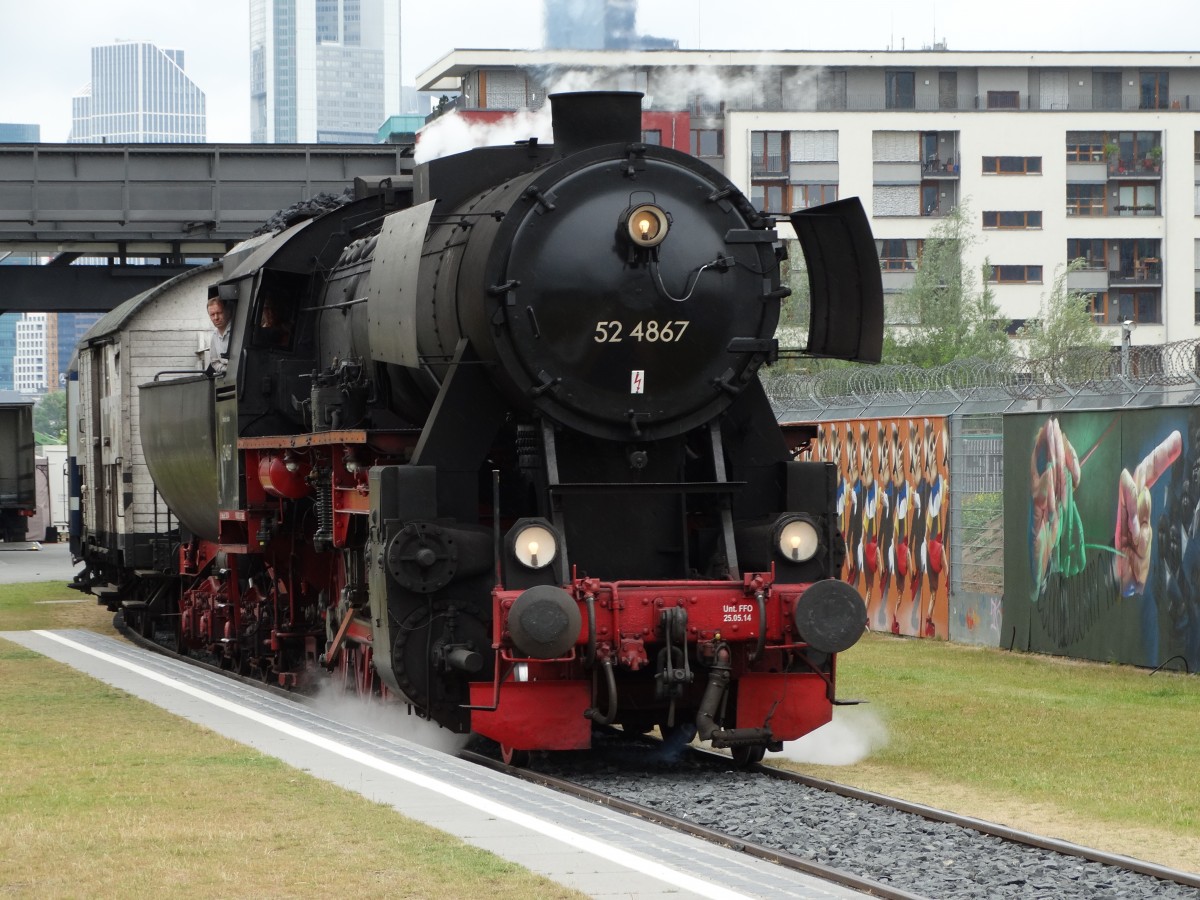 52 4867 der Historischen Eisenbahn Frankfurt am 28.06.14 auf der Hafenbahn 