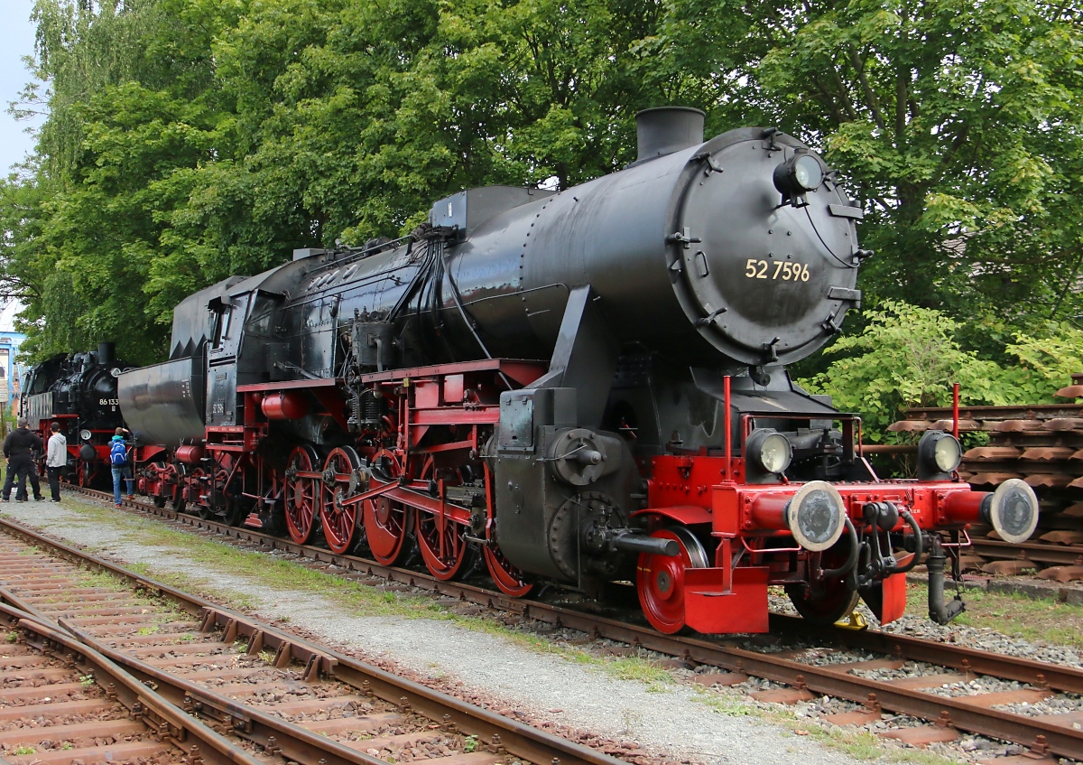 52 7596 ausgestellt auf dem Gelände des Dampflokwerks Meiningen anlässlich der XXI. Meininger Dampfloktage. Aufgenommen am 05.09.2015.