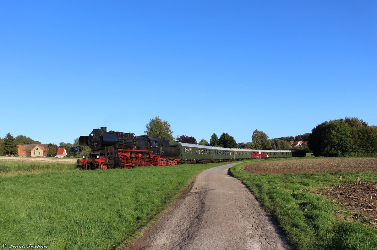 52 8038 der DEW (Dampfeisenbahn Weserbergland e.V) zieht den Sonderzug auf seiner letzten Tour an diesem Tage von Rinteln nach Stadthagen West und dampft hier durch Heeßen kurz vor Bad Eilsen in Richtung Norden am 01.10.2017