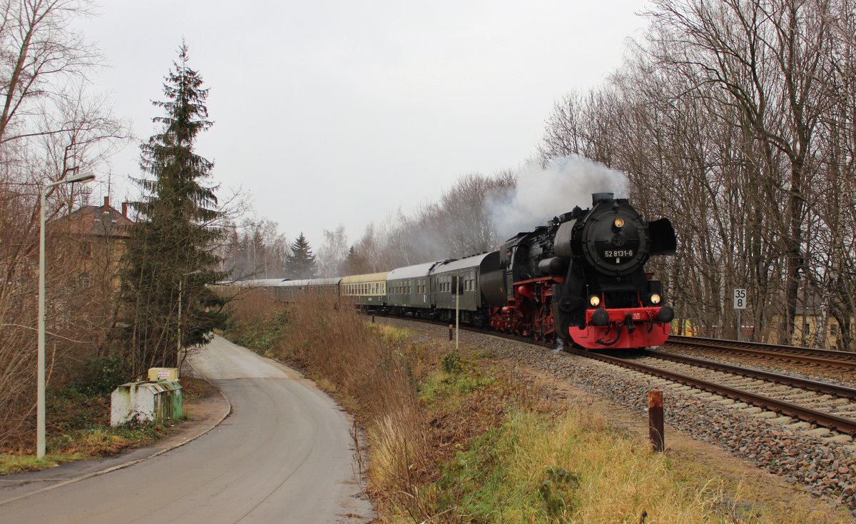 52 8131-6 fuhr am 16.12.17 mit einem Sonderzug von Leipzig nach Schwarzenberg/Erzgeb. Hier ist der Zug in Zwickau zu sehen. 