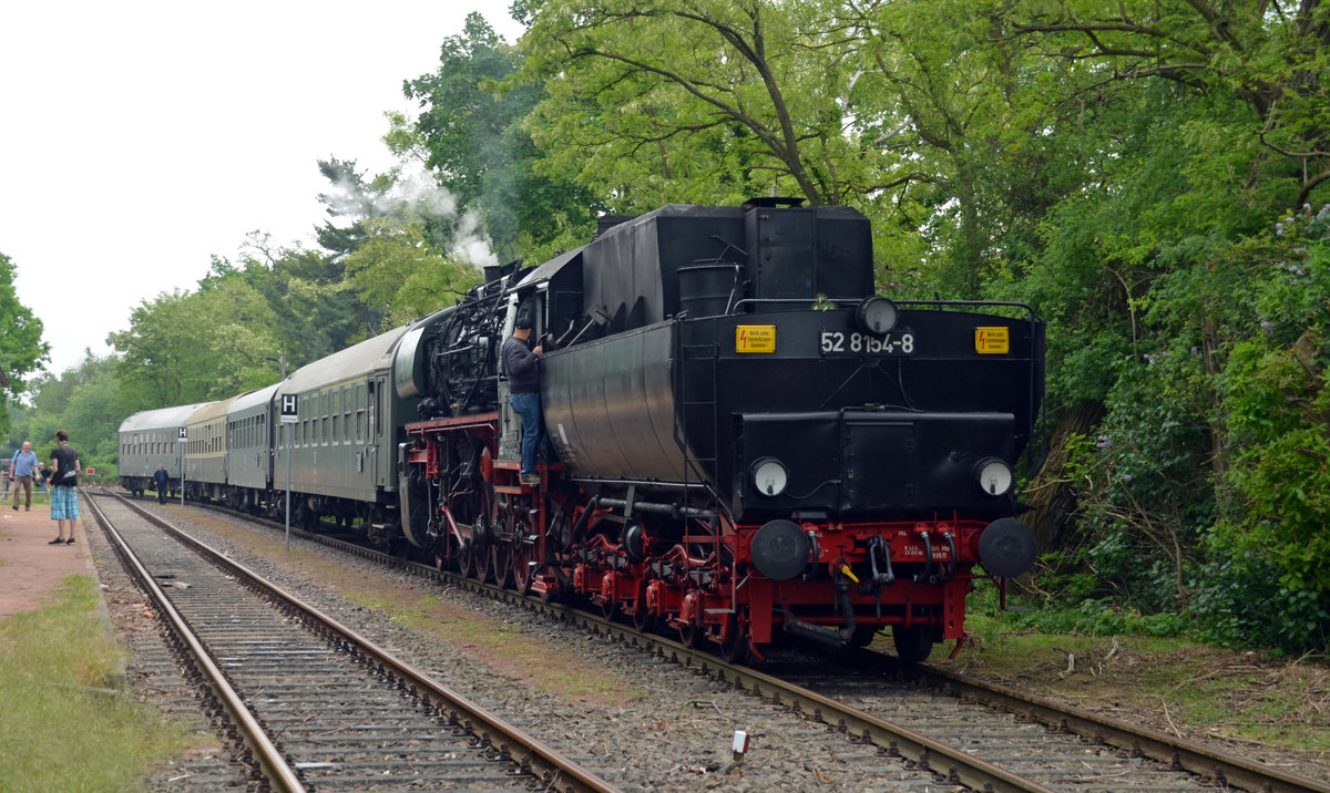 52 8154 hat am 12.05.18 im Bahnhof Wörlitz ihren Sonderzug auf das Ausweichgleis umgesetzt. Der Bahnsteig musste für den zwischen Wörlitz und Dessau pendelnden Triebwagen der DWE freigemacht werden.