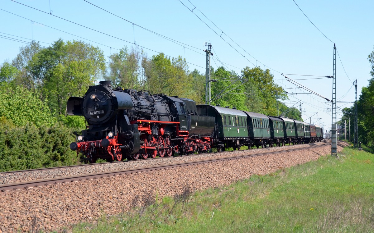 52 8177 war am 03.05.14 mit einem Sonderzug von Berlin nach Ferropolis unterwegs. Hier dampft sie durch Burgkemnitz Richtung Bitterfeld um im Bahnhof Muldenstein ihren Zug zu umfahren und ihn anschließend Tender voran nach Ferropolis zu befördern.