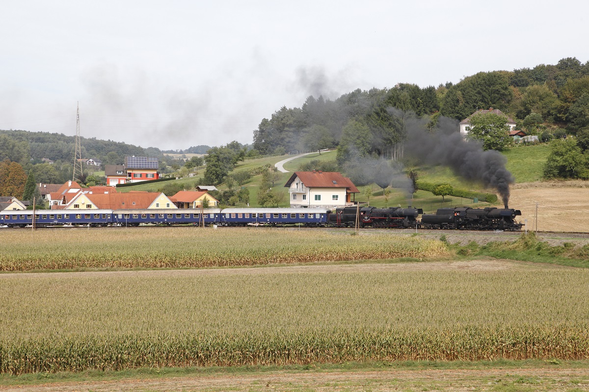 52.100 ++ 52.1227 fahren mit einem Sonderzug bei Tiefenbach auf den Söchauer Berg.
Der Zug fuhr am 16.09.2016.
