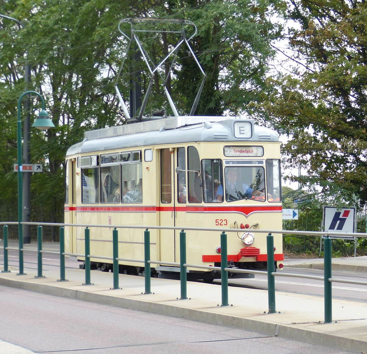 523 vom Verein  Hallesche Strassenbahn- und Kraftfahrzeugfreunde e.V. , am 25.08.2018 auf Sonderfahrt an der Haltestelle Steintorbrcke.