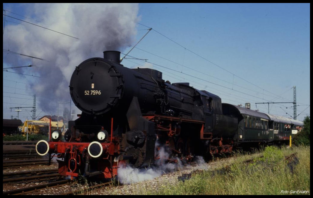 527596 fährt mit dem BDEF Sonderzug nach Ohrnberg am 27.5.1990 in Bad Friedrichshall ab.