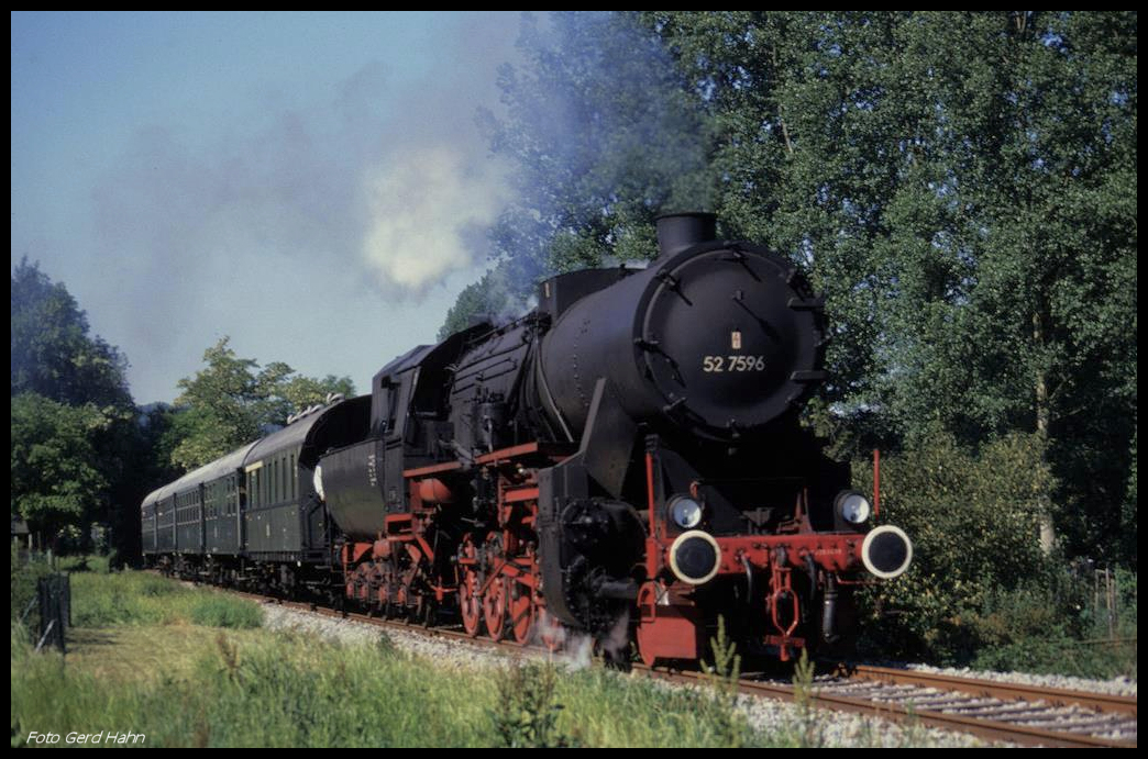 527596 ist hier auf der Kochertalbahn bei Oedheim am 27.5.1990 mit einem BDEF Sonderzug nach Ohrnberg unterwegs.