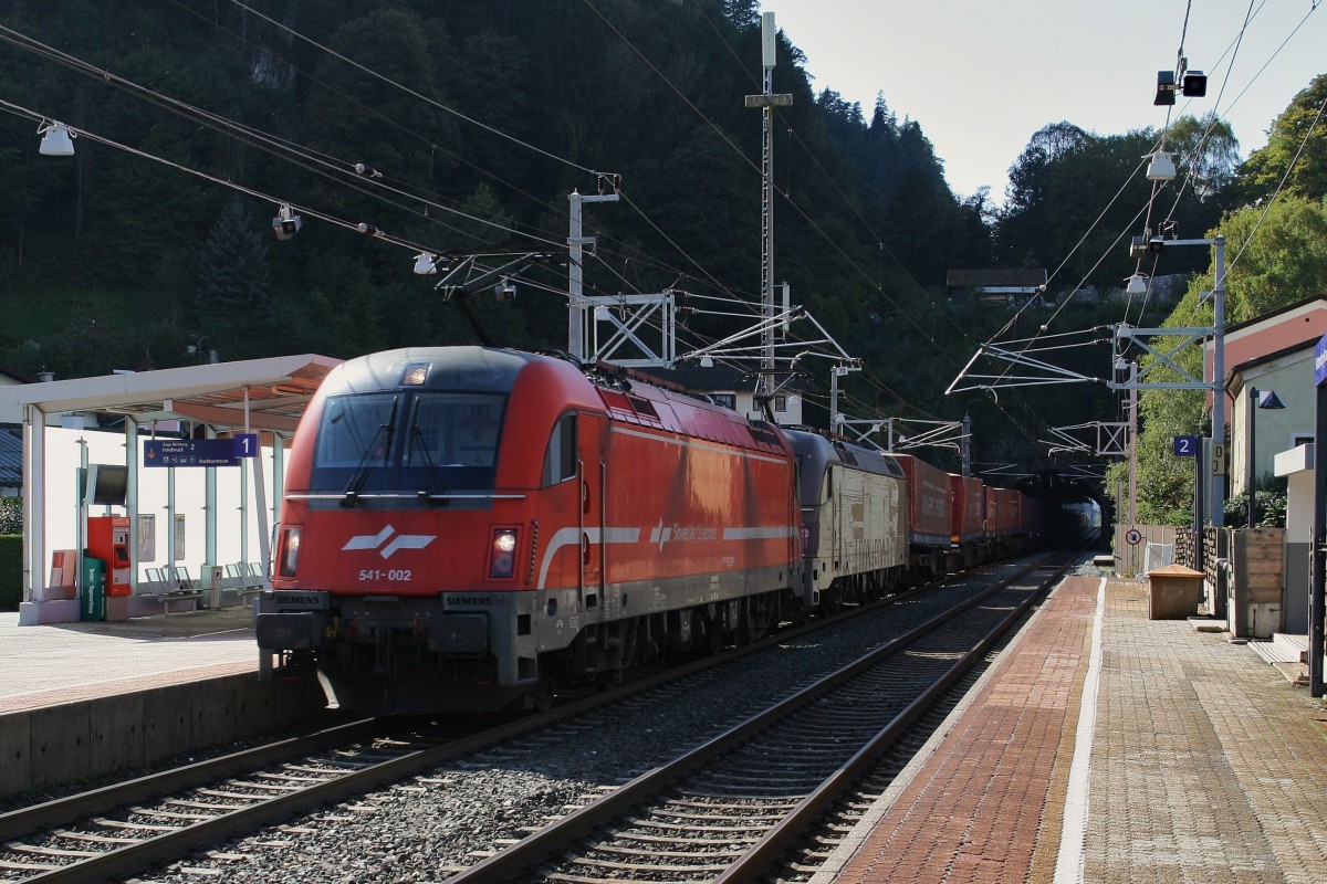 541 002-6 der Slovenischen Staatsbahn und 541 101-6 ``Leonardo da Vinci`` fahren am 2.10.2014 mit dem Winner-Ganzzug durch Rattenberg in Tirol, Richtung Kufstein und weiter nach München.