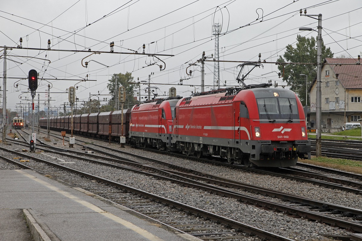 541-002+541... mit Güterzug in Ljublana am 18.10.2016.