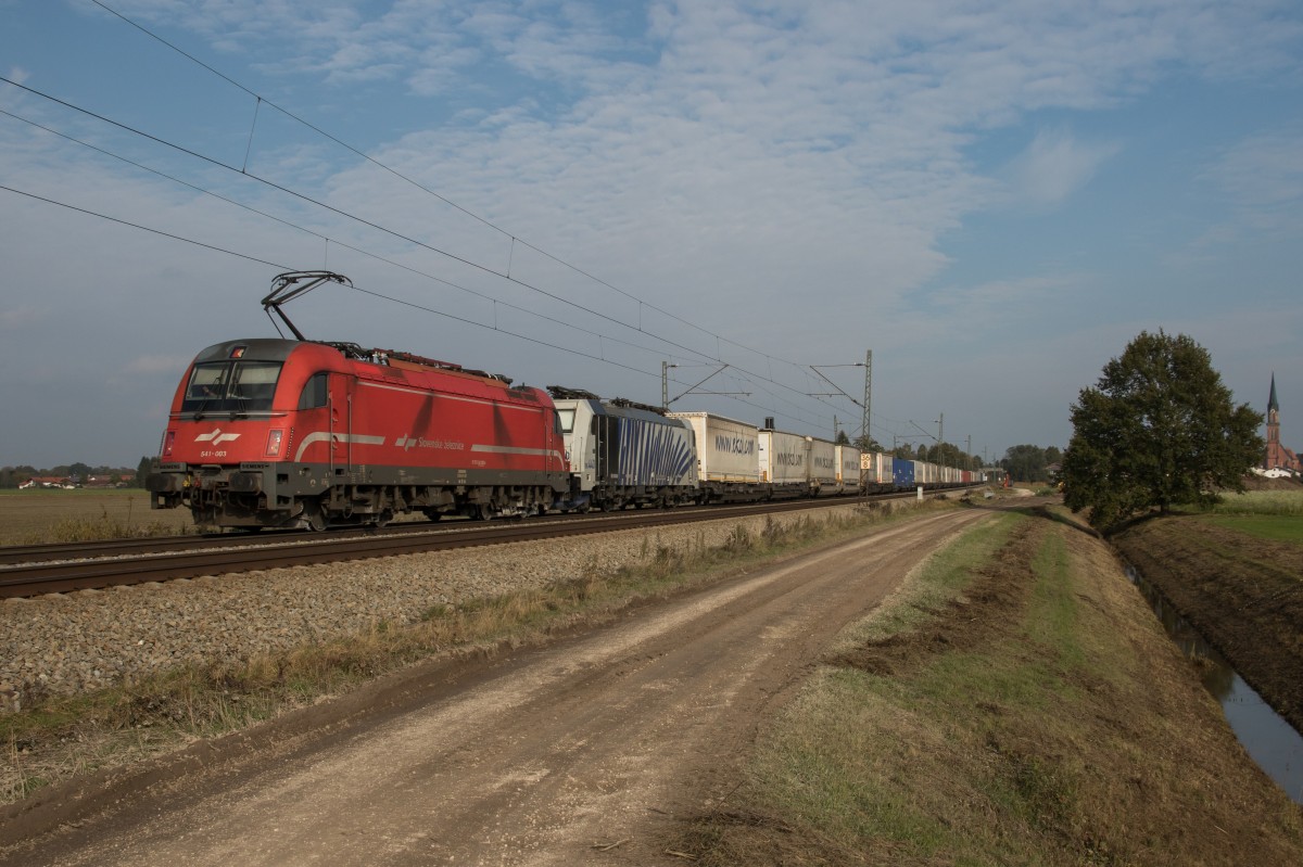 541 003 und 186 440 mit dem 41856 am 22. Oktober 2015 bei Übersee.