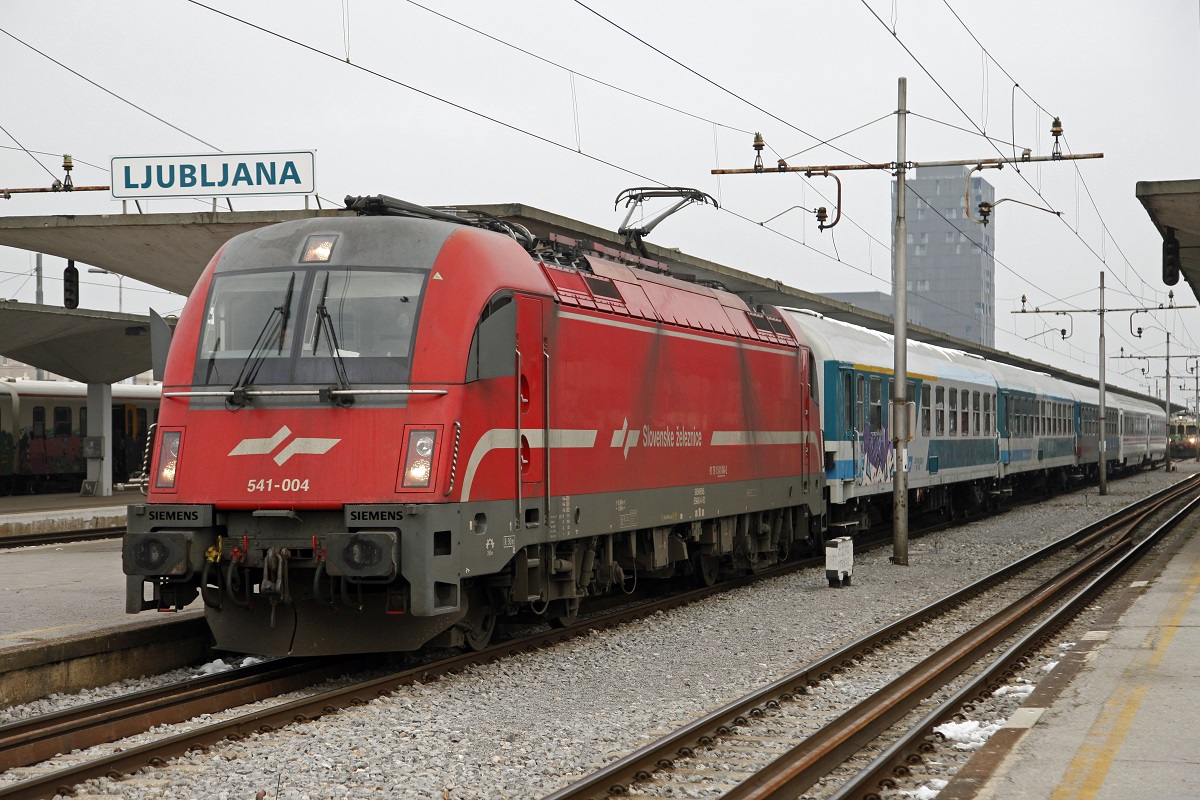541-004 mit Reisezug in Ljubljana am 27.01.2014.