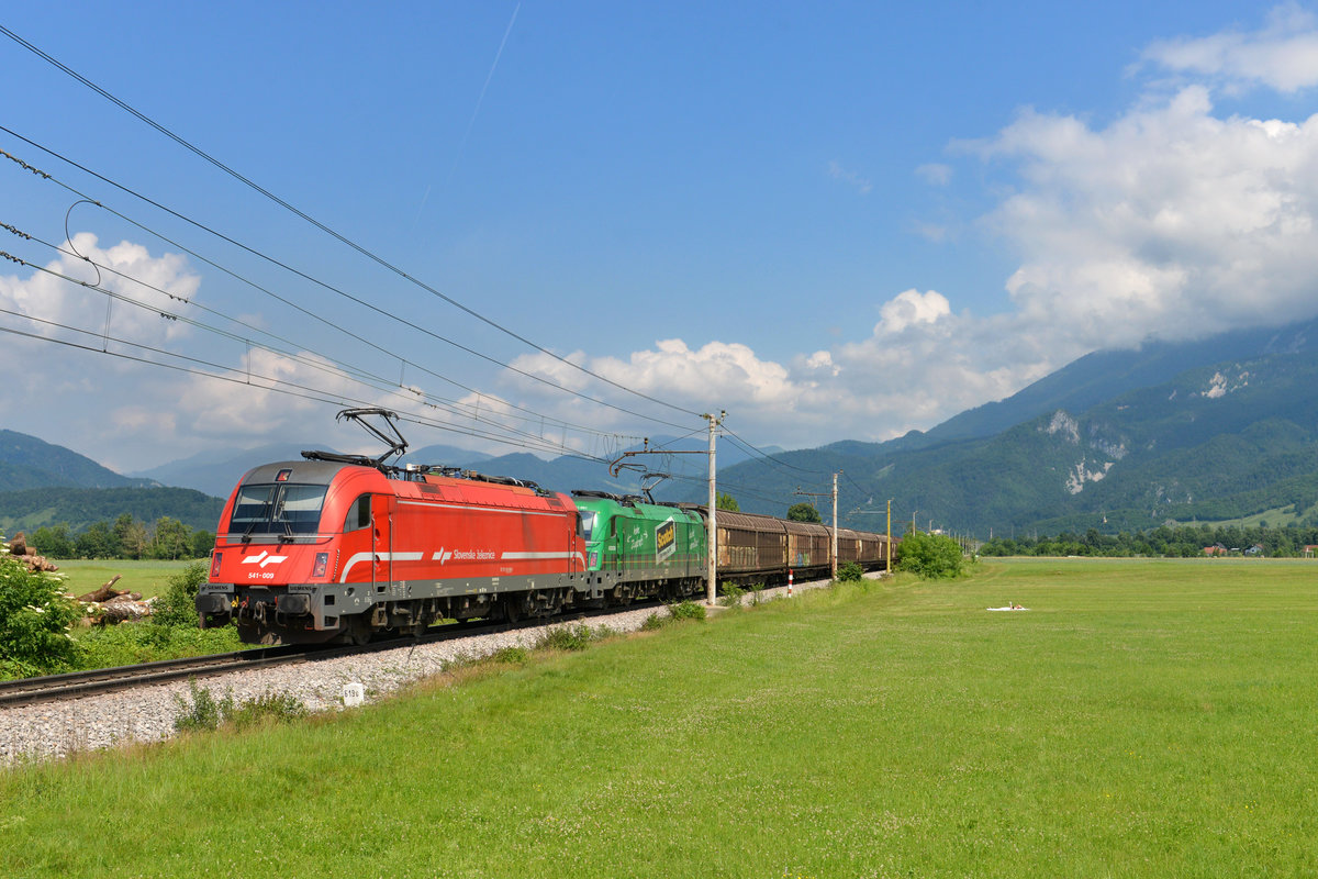 541 009 + 541 001 mit einem Güterzug am 10.06.2015 bei Lesce. 
