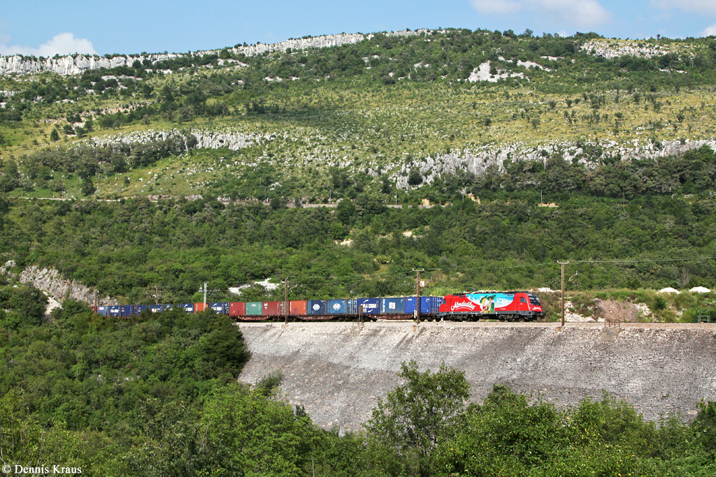 541 013 „Almdudler“ mit einem Containerzug am 10.08.2014 bei Hrastovlje.