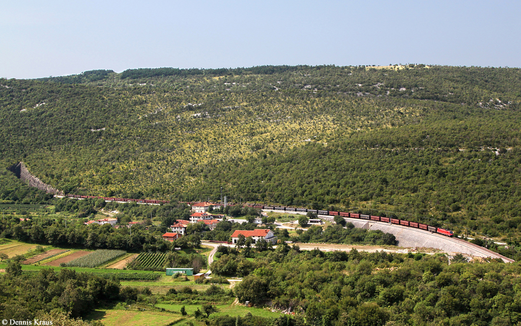 541 102 mit Güterzug am 10.08.2014 bei Hrastovlje.