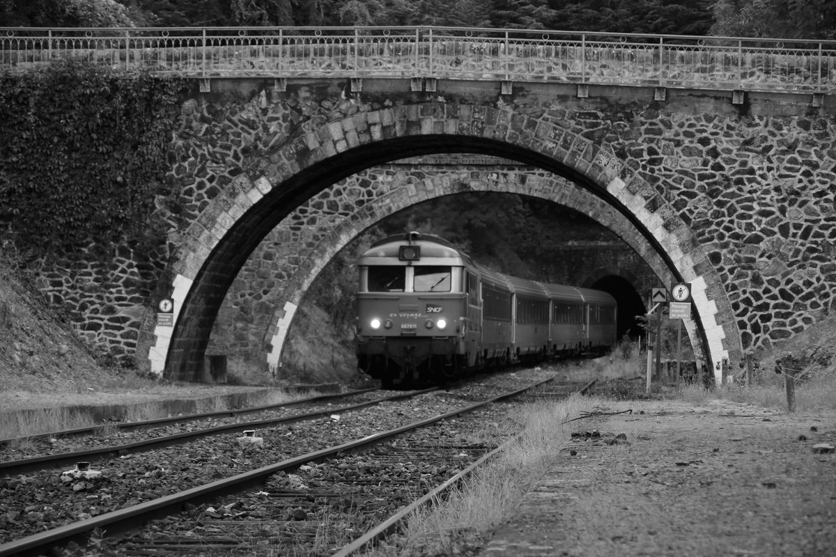 567611 erreicht mit dem IC 15957 (Clermant-Ferrand - Nimes) den Bahnhof von Genolhac.
Nur noch wenige Züge fahren hier, was man an dem Zustand der Gleise erkennen kann.  
Genolhac, 12. Juli 2016