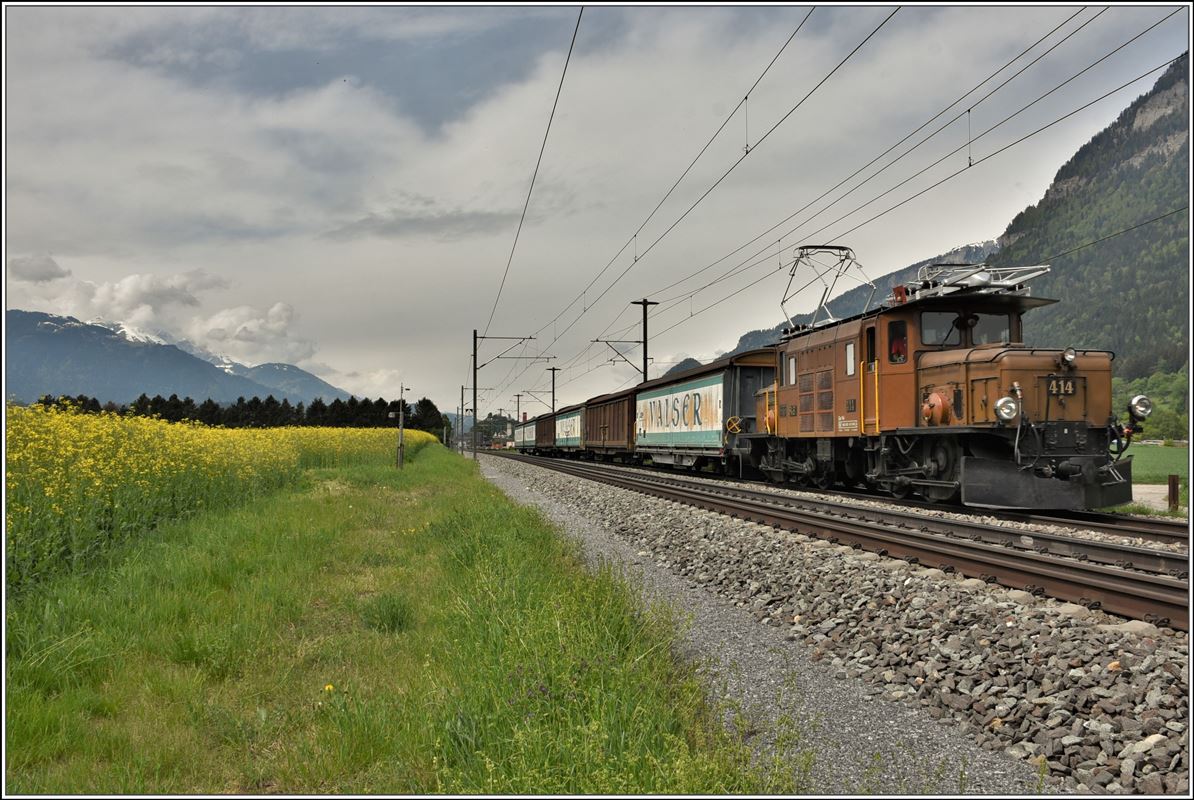 5732 mit Ge 6/6 I 414 und Valserwasserwagen zwischen Domat/Ems und Felsberg. (02.05.2018)