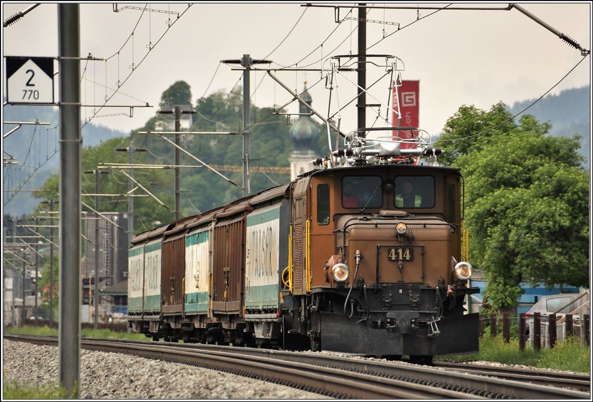 5732 mit Ge 6/6 I 414 und Valserwasserwagen zwischen Domat/Ems und Felsberg. (02.05.2018)