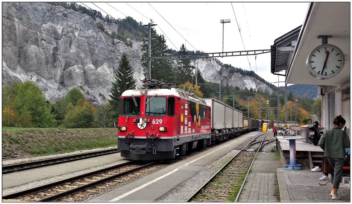 5737 mit Ge 4/4 II 629  Tiefencastel  in Versam-Safien. (11.10.2018)