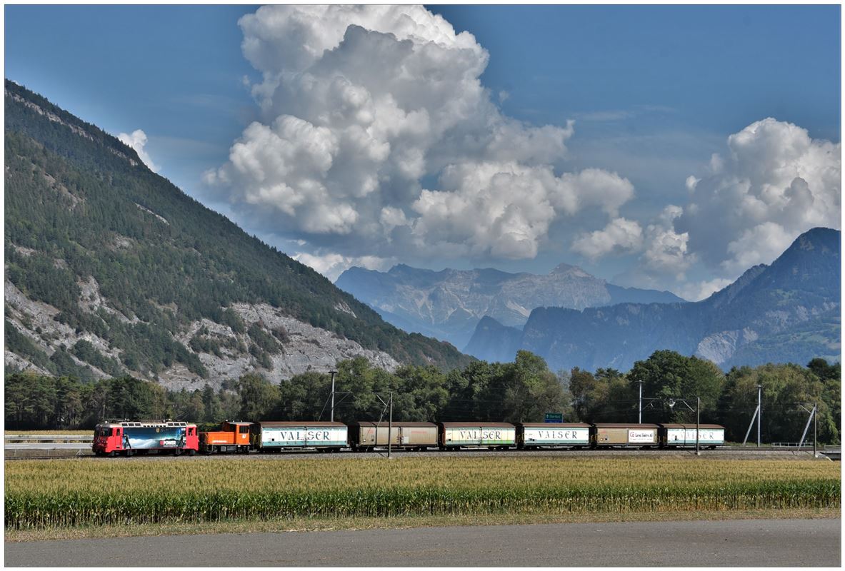 5737 nach Ilanz mit Ge 4/4 II 615  Klosters  und im Schlepp Tm 87. (06.09.2018)