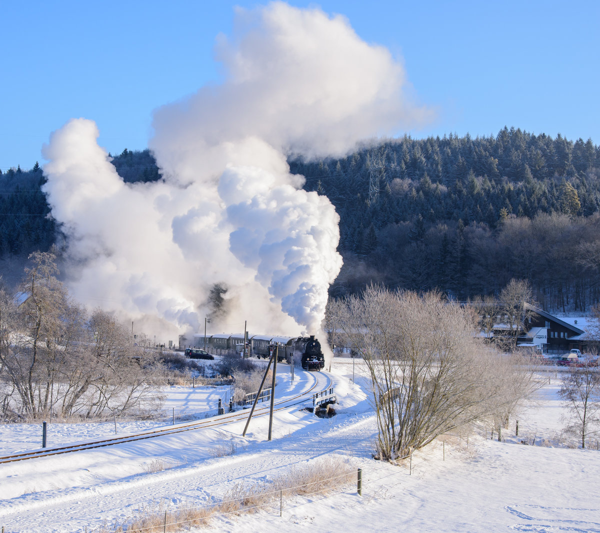 58 311 mit SAB Sonderzug am Dreikönigs-Feiertag auf dem Weg nach Kleinengstingen.Die kleine T3 930 hilft am Zugschluss mit.Aufgenommen bei Marbach auf der schwäb.Alb am  6.1.2017.