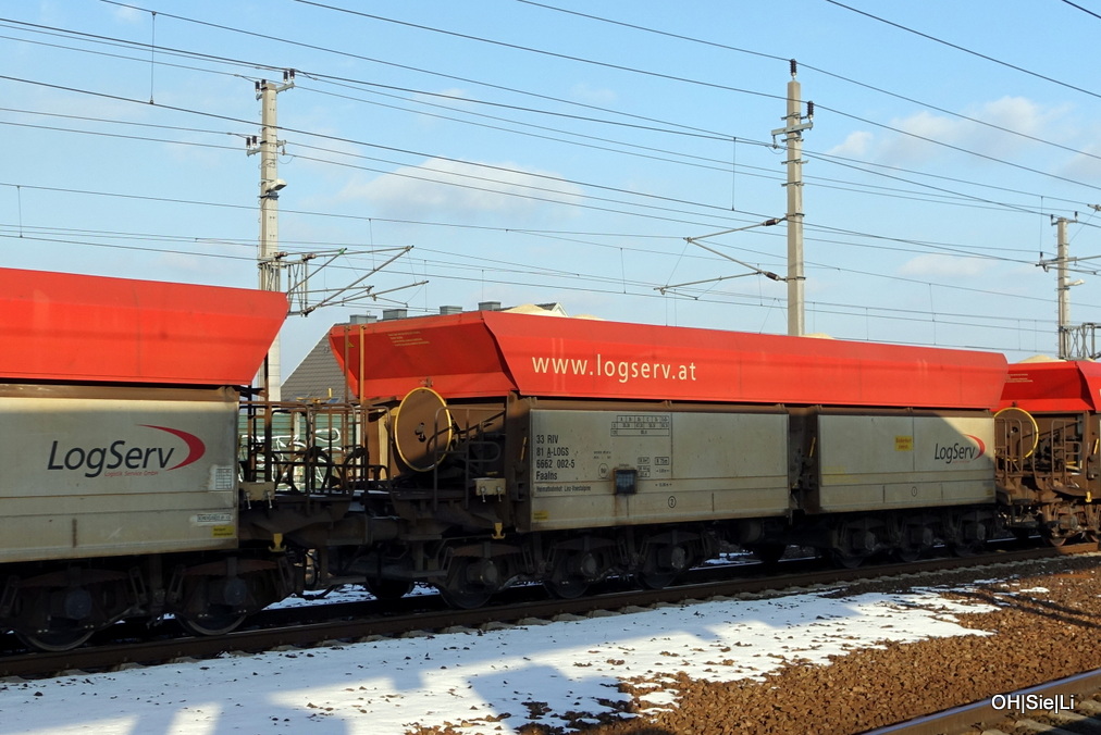 6 achsiger Schüttgutwagen 6662 02-5 (Faalns) der Logistik Service GmbH (LogServ) Foto vom 4.2.2015 