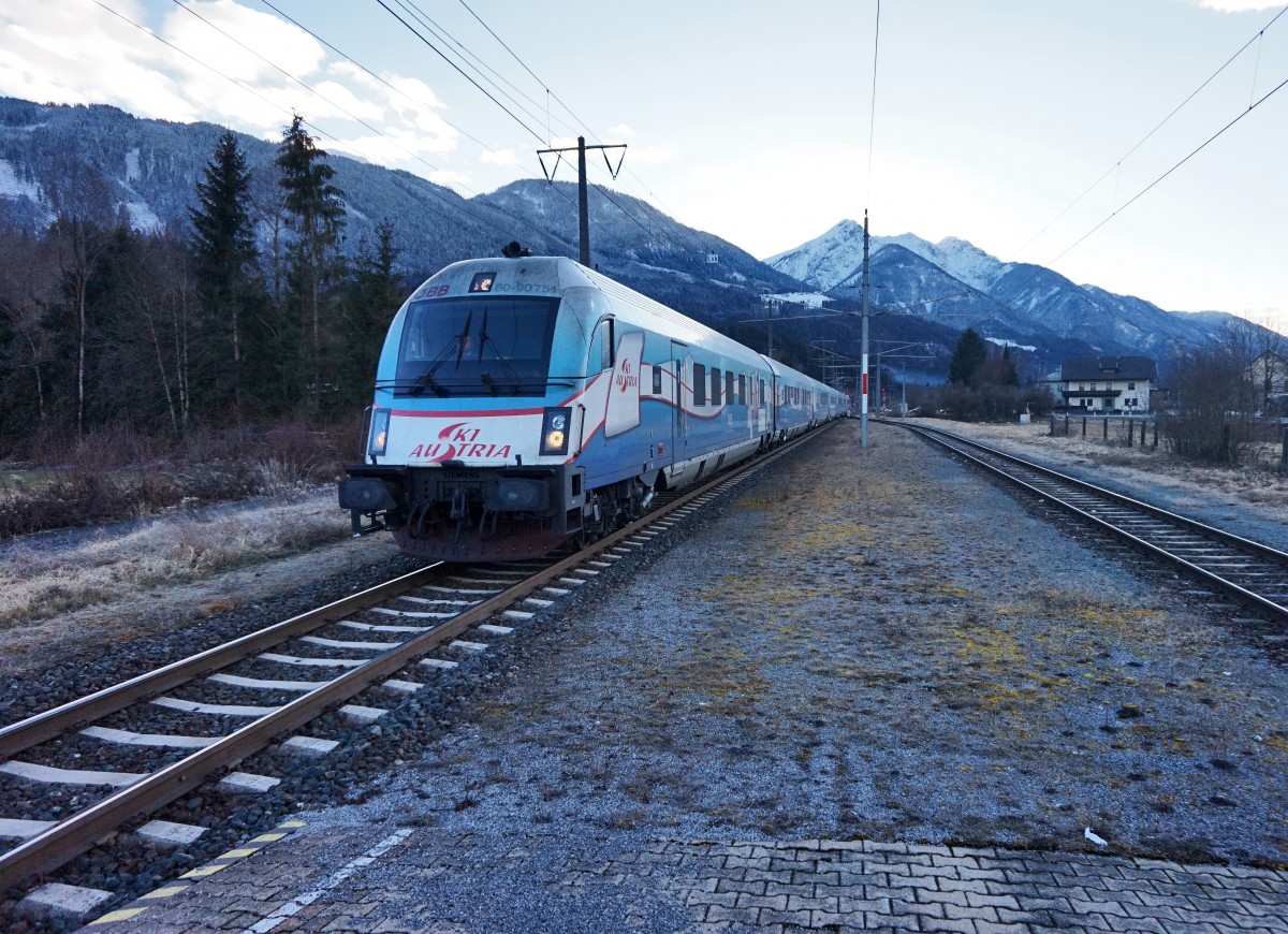 60-90 751  Ski Austria  an der Spitze des railjet 632 (Lienz - Wien Hbf), am 11.2.2016 bei der Einfahrt in Greifenburg-Weißensee. Schublok war 1116 245-2.