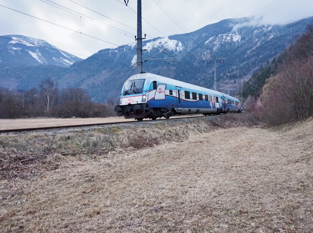 60-90 751  Ski Austria  an der Spitze des railjet 632 (Lienz - Wien Hbf), am 12.2.2016 kurz vor dem Bahnhof Möllbrücke-Sachsenburg. Schublok war 1116 245-2.