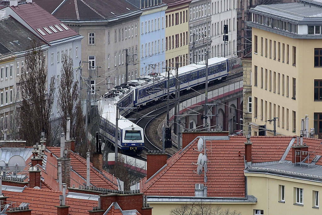 6020 207-4 an der Spitze des S7 Zuges 29400 von Wolfsthal nach Floridsdorf am 28.März 2015 zwischen Wien Mitte und Praterstern. Aufgenommen vom Wiener Riesenrad.