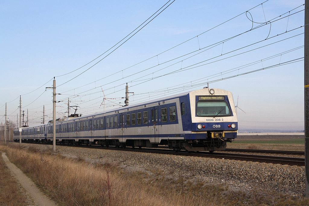 6020 208-2 am 04.Dezember 2016 als erstes Fahrzeug des S7-Zug-Nr. 27545 von Mistelbach nach Flughafen Wien kurz vor der Hst. Seyring.