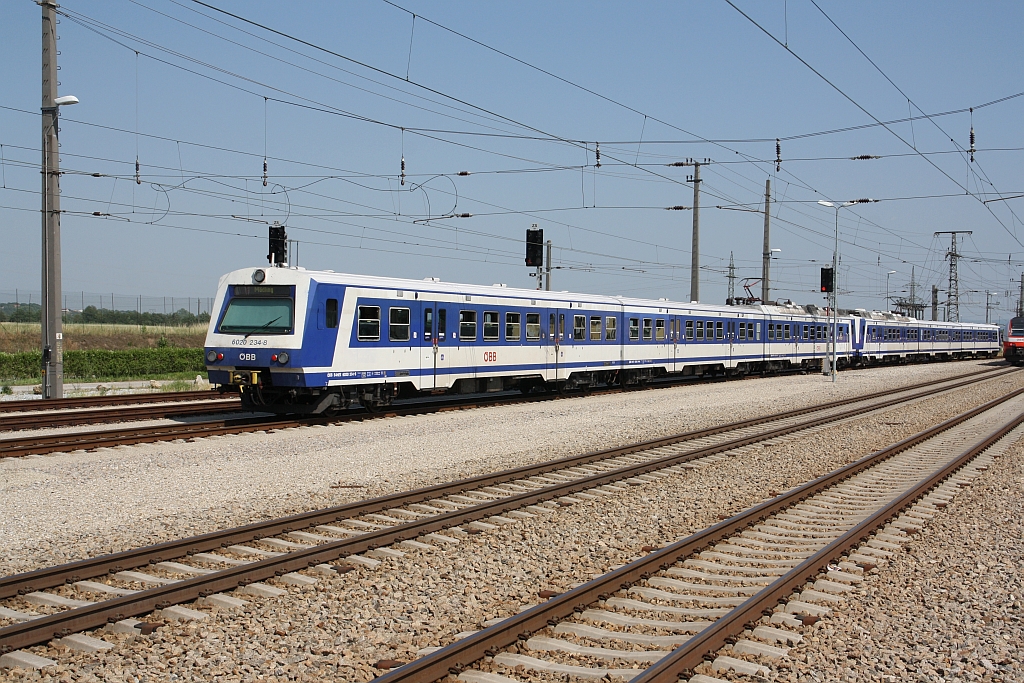 6020 234-8 am 24.Juni 2017 als letztes Fahrzeug des S4-Zug-Nr. 29649 nach Mödling bei der Ausfahrt aus dem Bahnhof Absdorf-Hippersdorf .