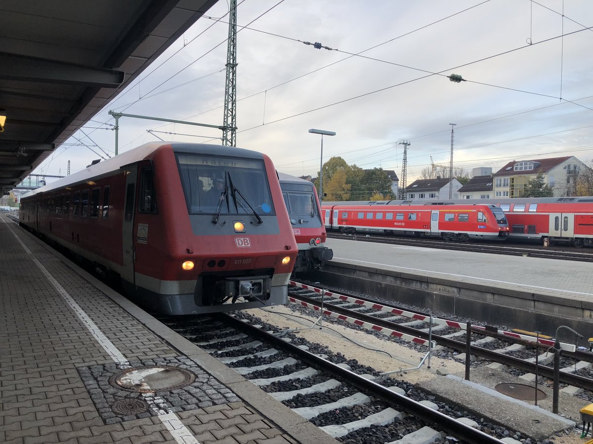 611 020 am 02.11.2018 als Ire von Ulm nach Aalen, kurz vor der Abfahrt in Ulm Hbf.